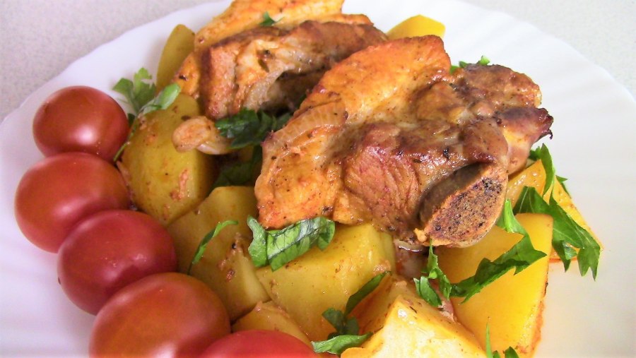 Свиные рёбрышки с картошкой тушеные