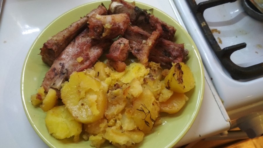 Ребрышки с картофелем