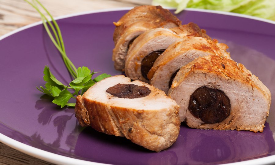 Буженина шпигованная черносливом