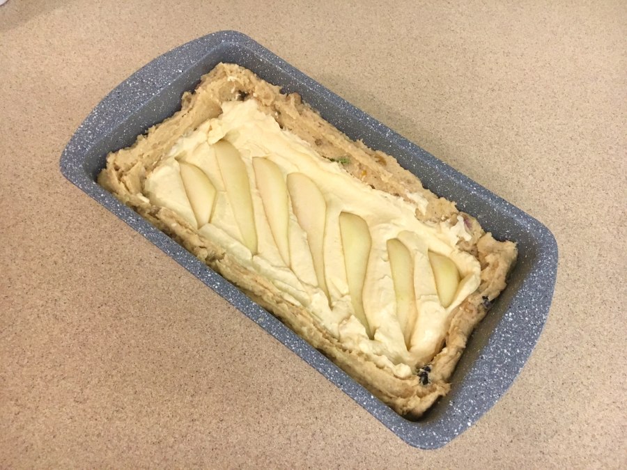 Пирог с грушами и сливочным кремом