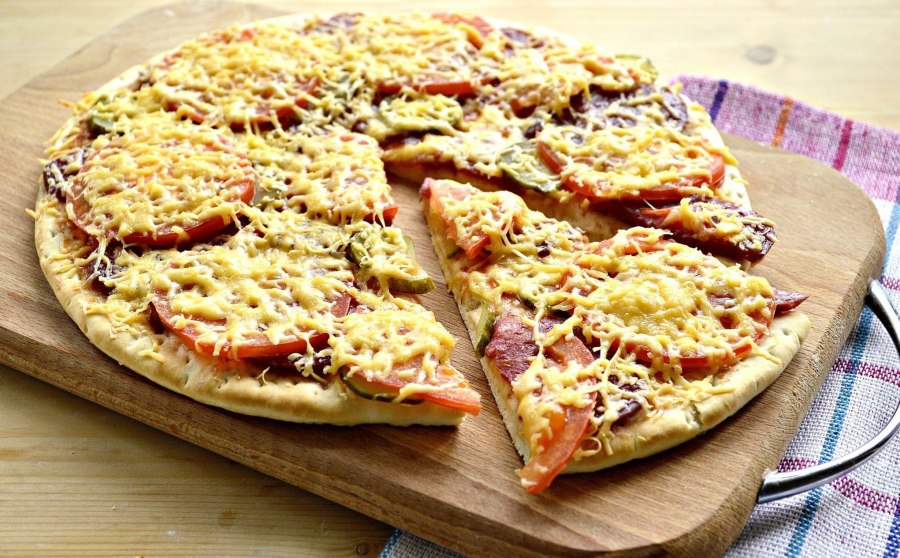 Пицца с курицей и солеными огурцами