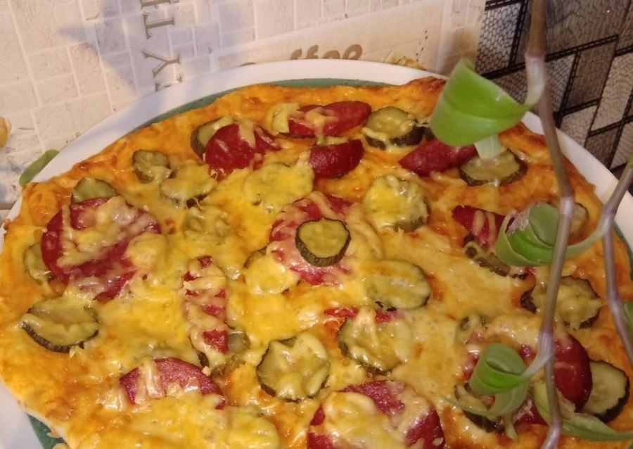 Пицца с корнишонами