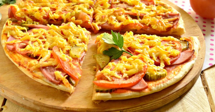 Кусочек пиццы с огурцами