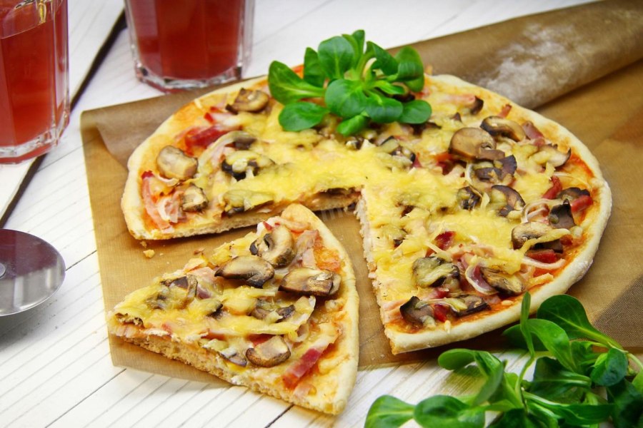 Пицца с копченой колбасой и солеными огурцами
