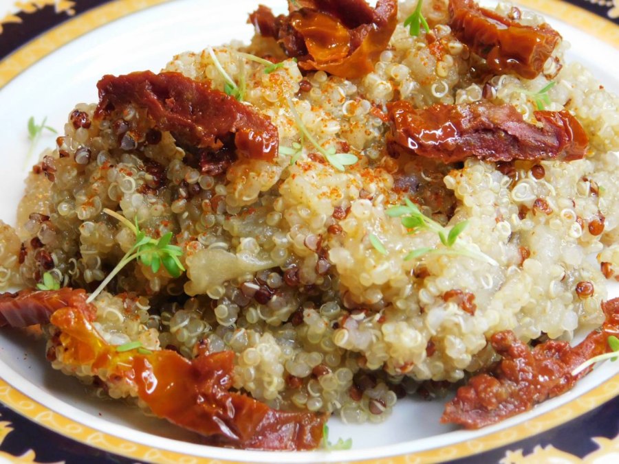 Каша с тунцом и вялеными помидорами