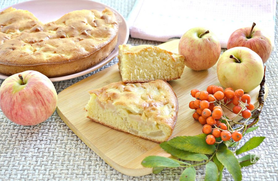 Бисквитный пирог с яблоками