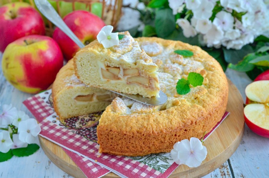 Песочный пирог с яблоками и безе