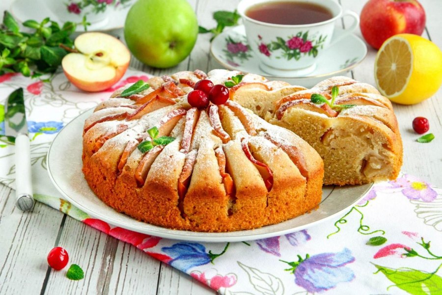 Шарлотка с яблоками