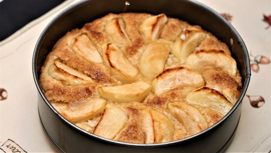 Шарлотка с яблоками