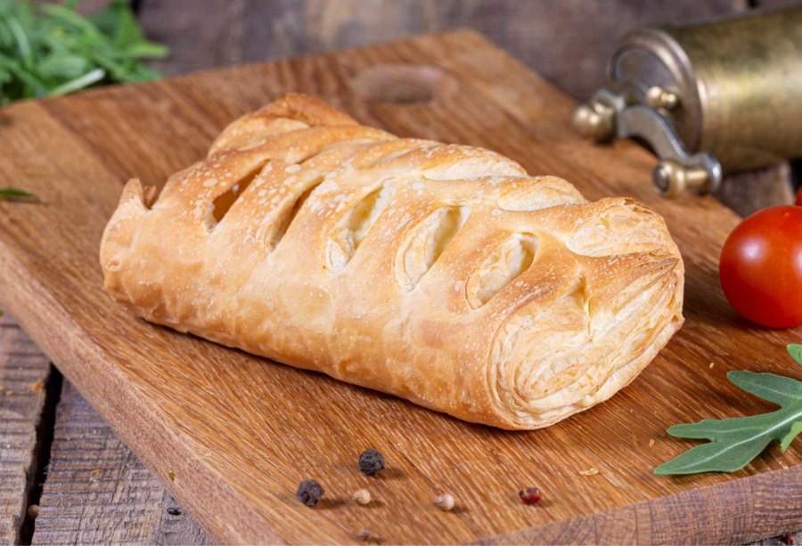 Слоеные пирожки с курицей
