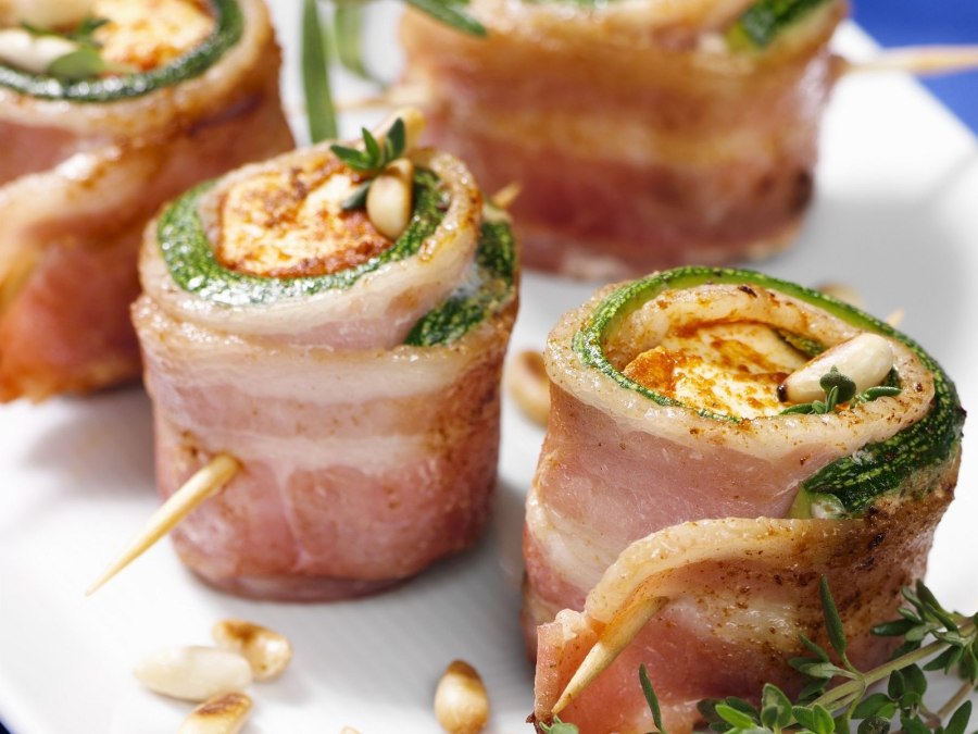 Рулетики закусочные с беконом