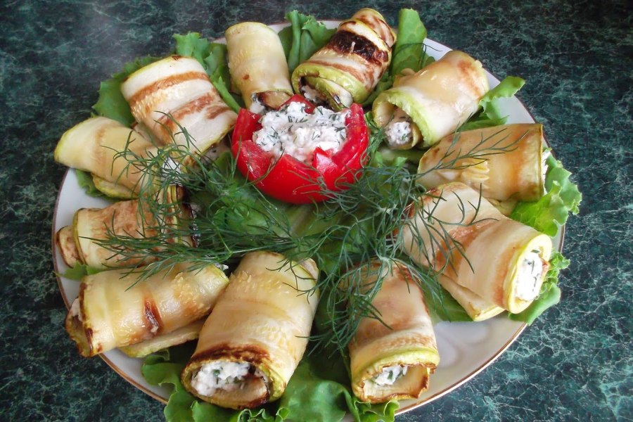 Рулетики из кабачков с сыром и чесноком
