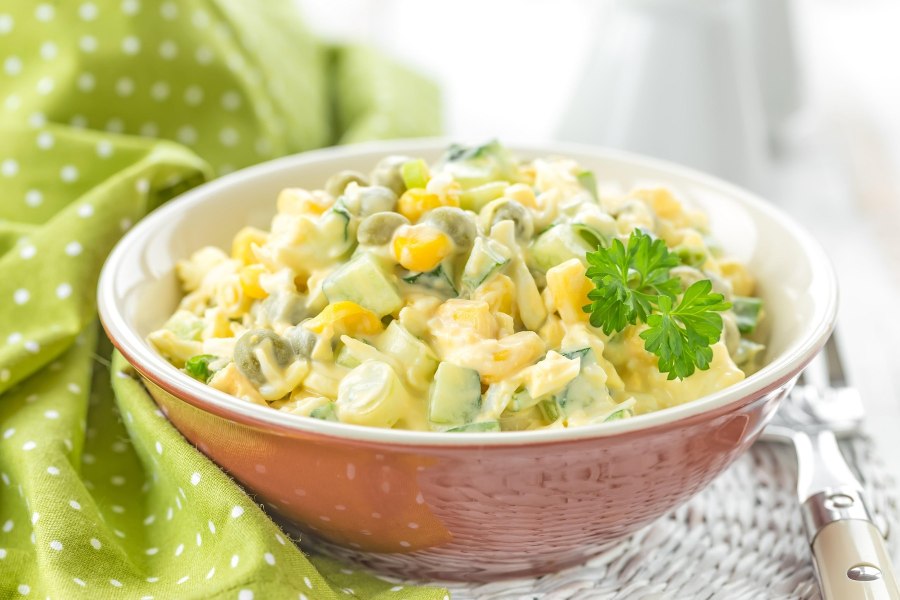 Салат с маслинами и курицей