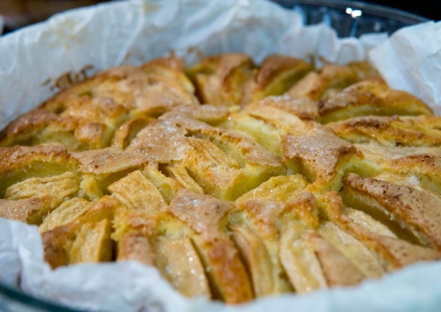 Шарлотка с грушами