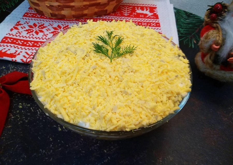 Слоеный салат с курицей и грибами