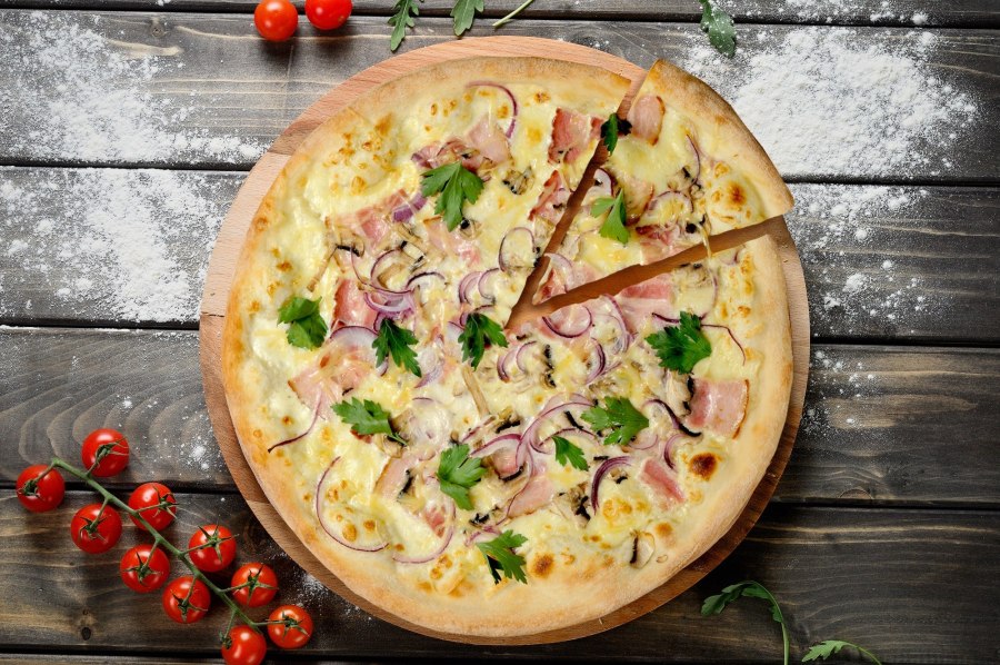 Пицца с беконом и помидорами