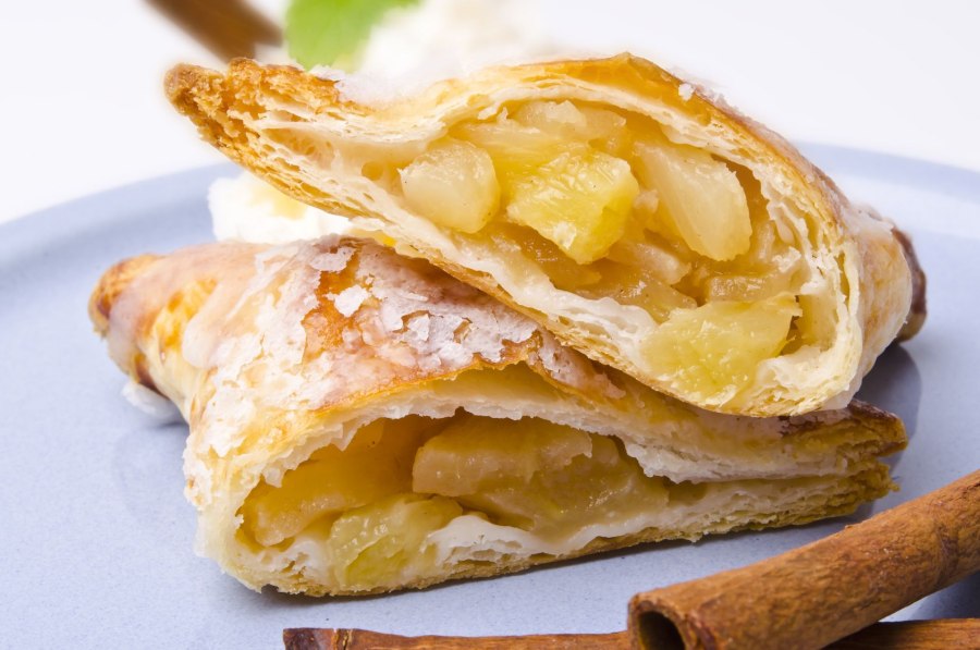 Слойка с яблочной начинкой