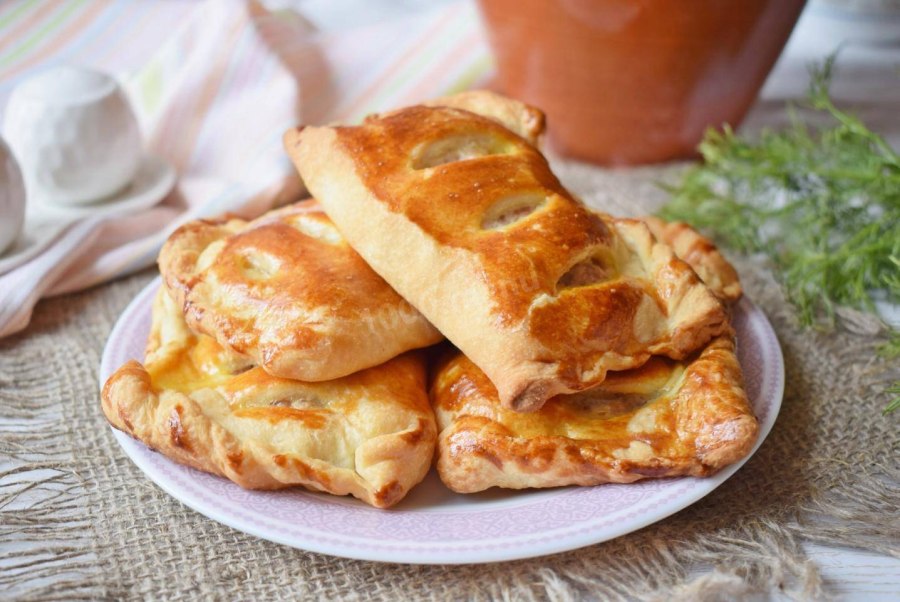 Слоеные пирожки с яблоками