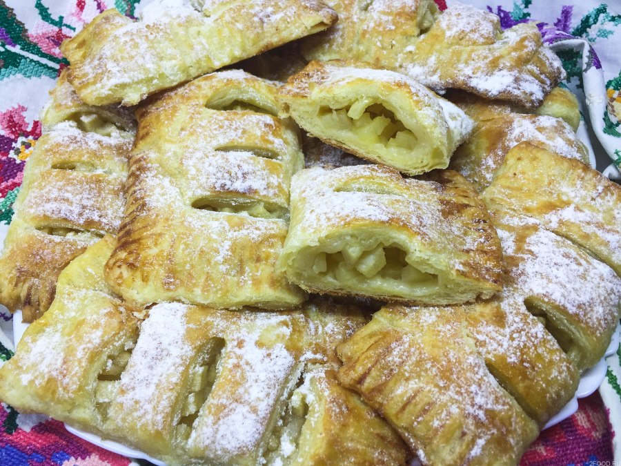 Выпечка из слоёного бездрожжевого теста с яблоками