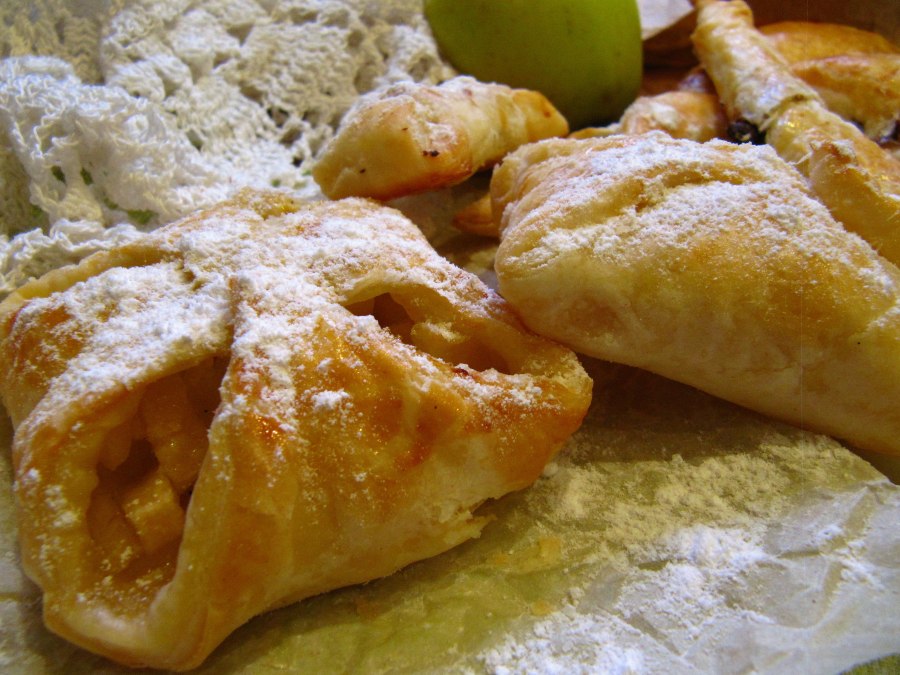Слойки с яблоками
