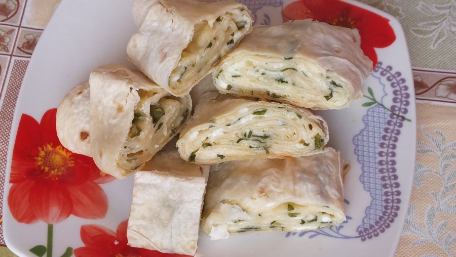 Рулет из лаваша с сыром и зеленью