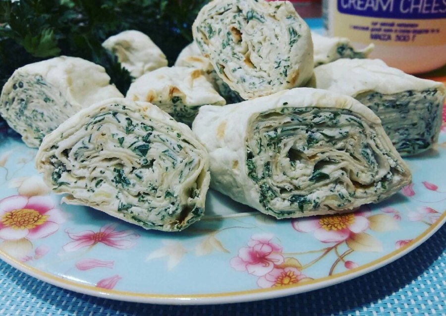Рулет из лаваша с плавленным сыром и зеленью
