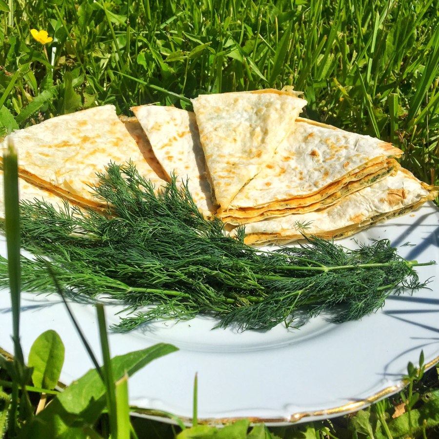 Рулет из лаваша с крабовыми палочками и яйцом
