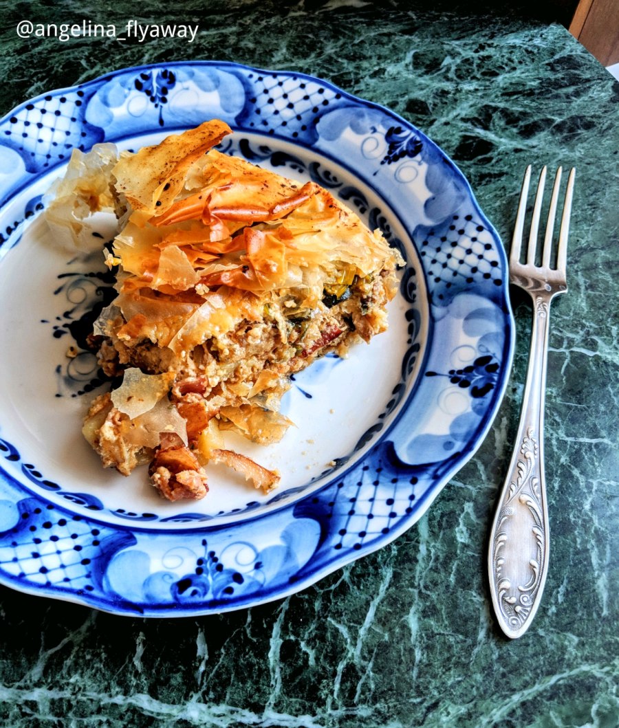 Заливной пирог с луком и яйцом на кефире