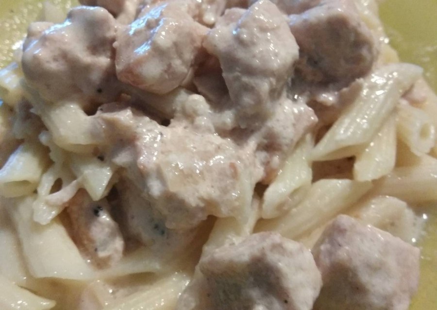 Куриная грудка в сметанном соусе и чесноком