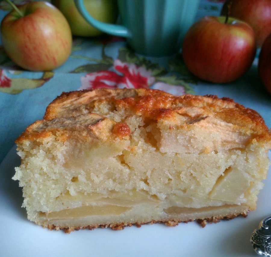 Пирог с манной кашей и яблоками