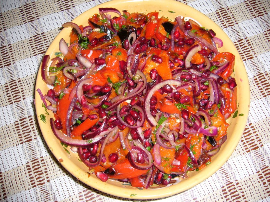 Салат с говядиной и болгарским перцем и гранатом