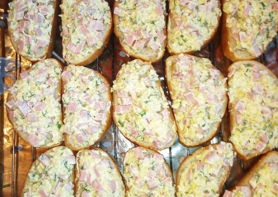 Бутерброды с ананасом и сыром