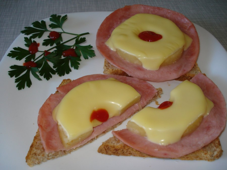 Бутерброд с колбасой и сыром