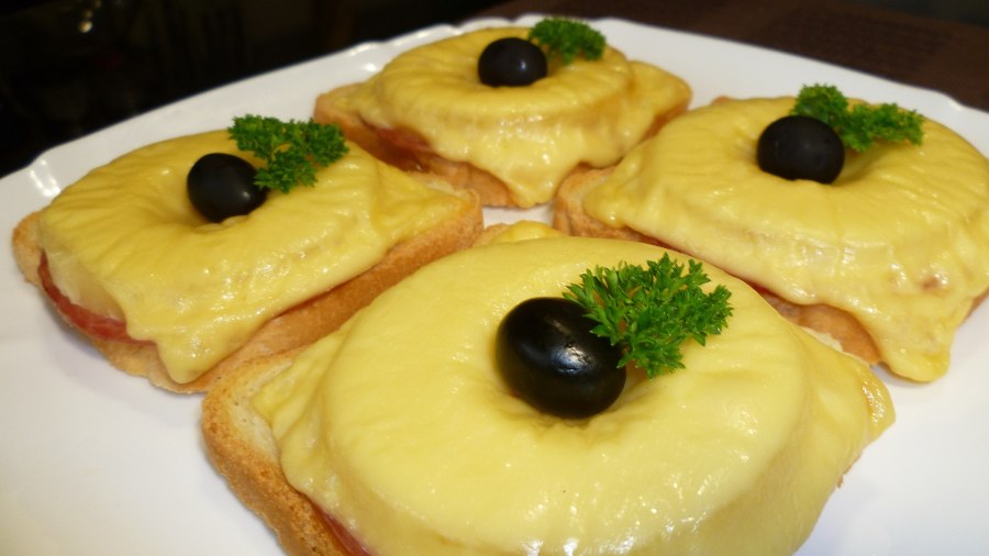 Бутерброды с ананасом и сыром
