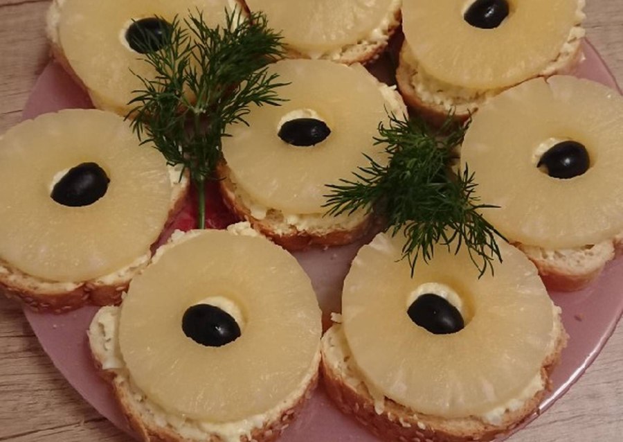 Бутерброды с ананасом и сыром