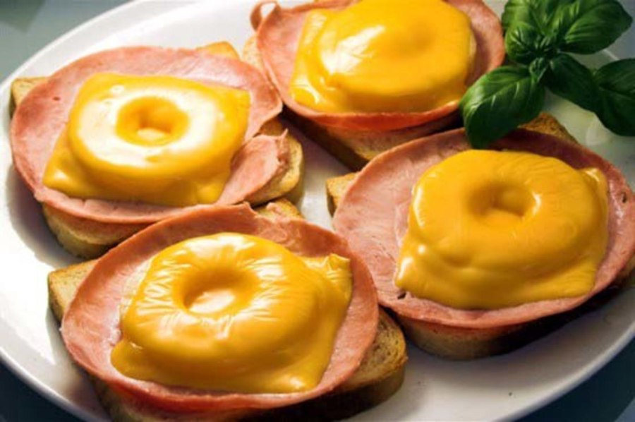 Сэндвич с рыбой сыром и ананасом