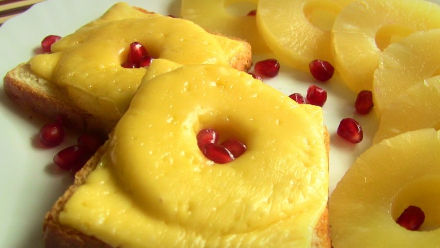 Бутерброды с ананасом и сыром в духовке
