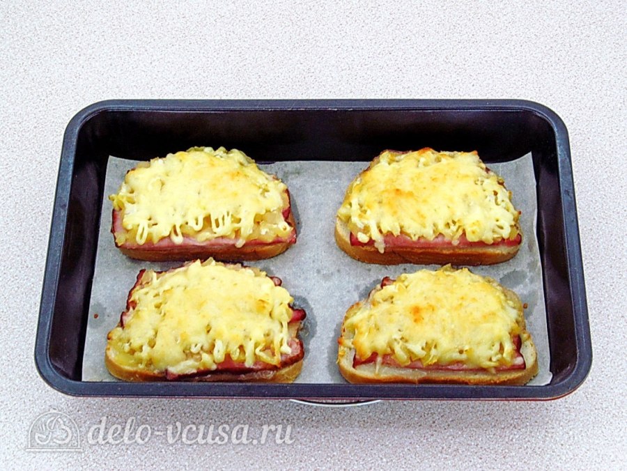 Горячие бутерброды в духовке с ананасом и сыром