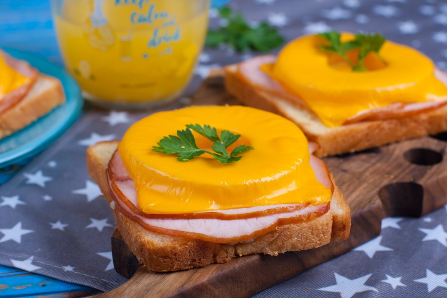 Бутерброды с ветчиной и ананасами