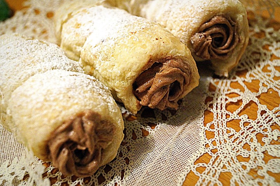 Рогалики с орехами и корицей
