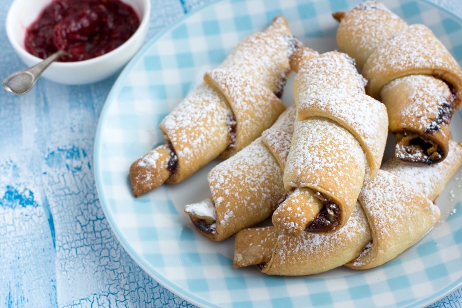 Песочные рогалики с орехами