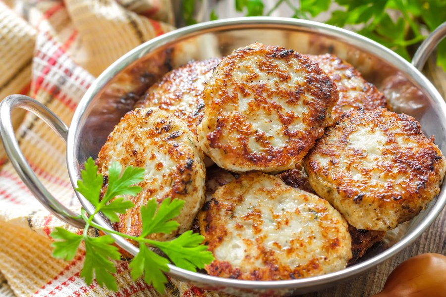 Куриные котлетки на палочке Цукуне