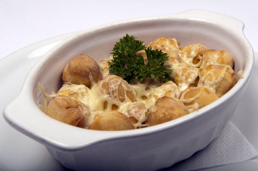 Жареные пельмени с сыром и сметаной