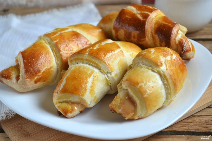 Рогалик со сгущенкой и орехами
