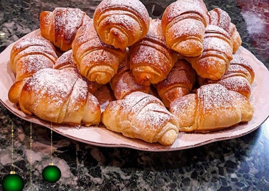 Круассаны из слоёного дрожжевого теста со сгущёнкой