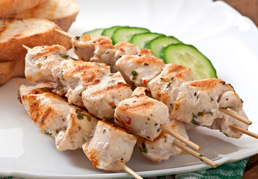 Шашлычки на шпажках в духовке из курицы