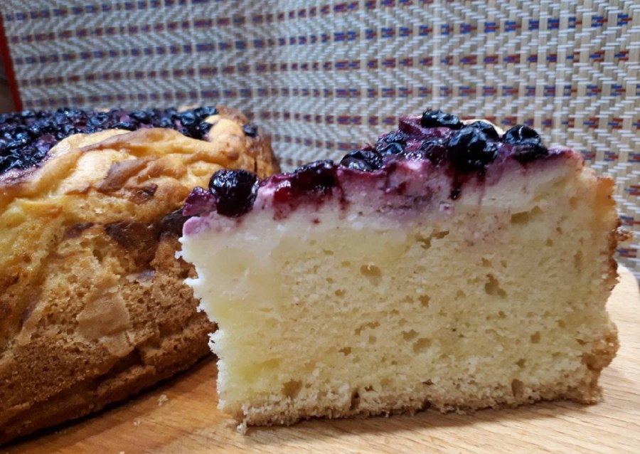 Песочный пирог с творогом и клубникой