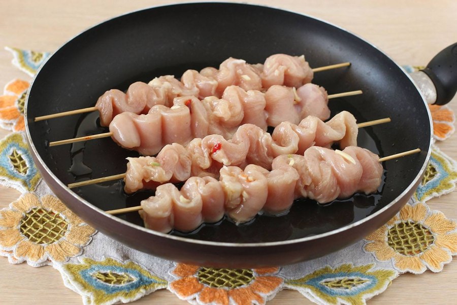 Шашлычки из куриной грудки на шпажках