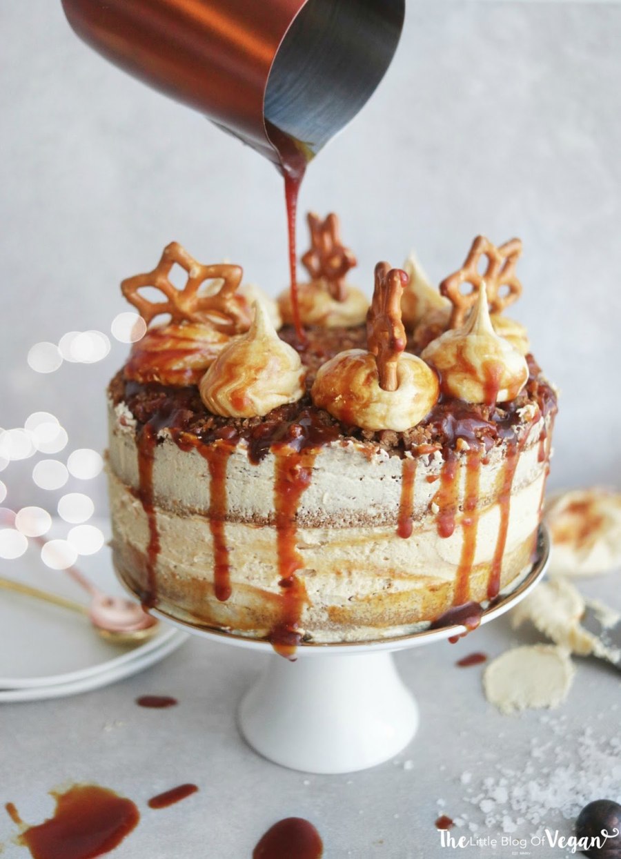 Торт с карамелью и орехами