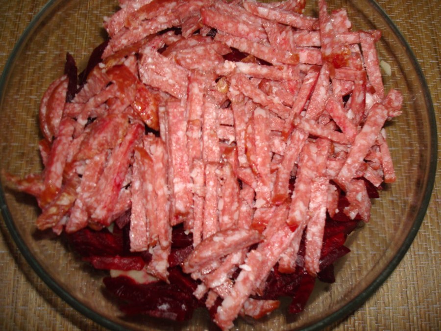 Салат с колбасой и свеклой